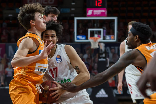 申花俱乐部与球迷协会联合倡议：坚决抵制球场辱骂等不当行为